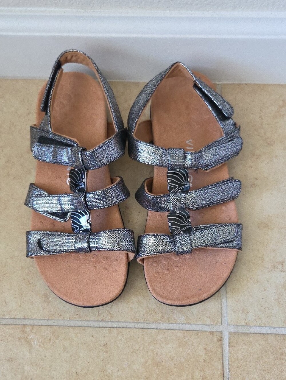 VIONIC AMBER Metallic Silver Strappy Slingback Sandals Adjustable Velcro Sz 6 - Picture 10 of 14